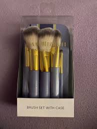 ISAAC MIZRAHI BRUSH SET WITH CARRYING CASE
